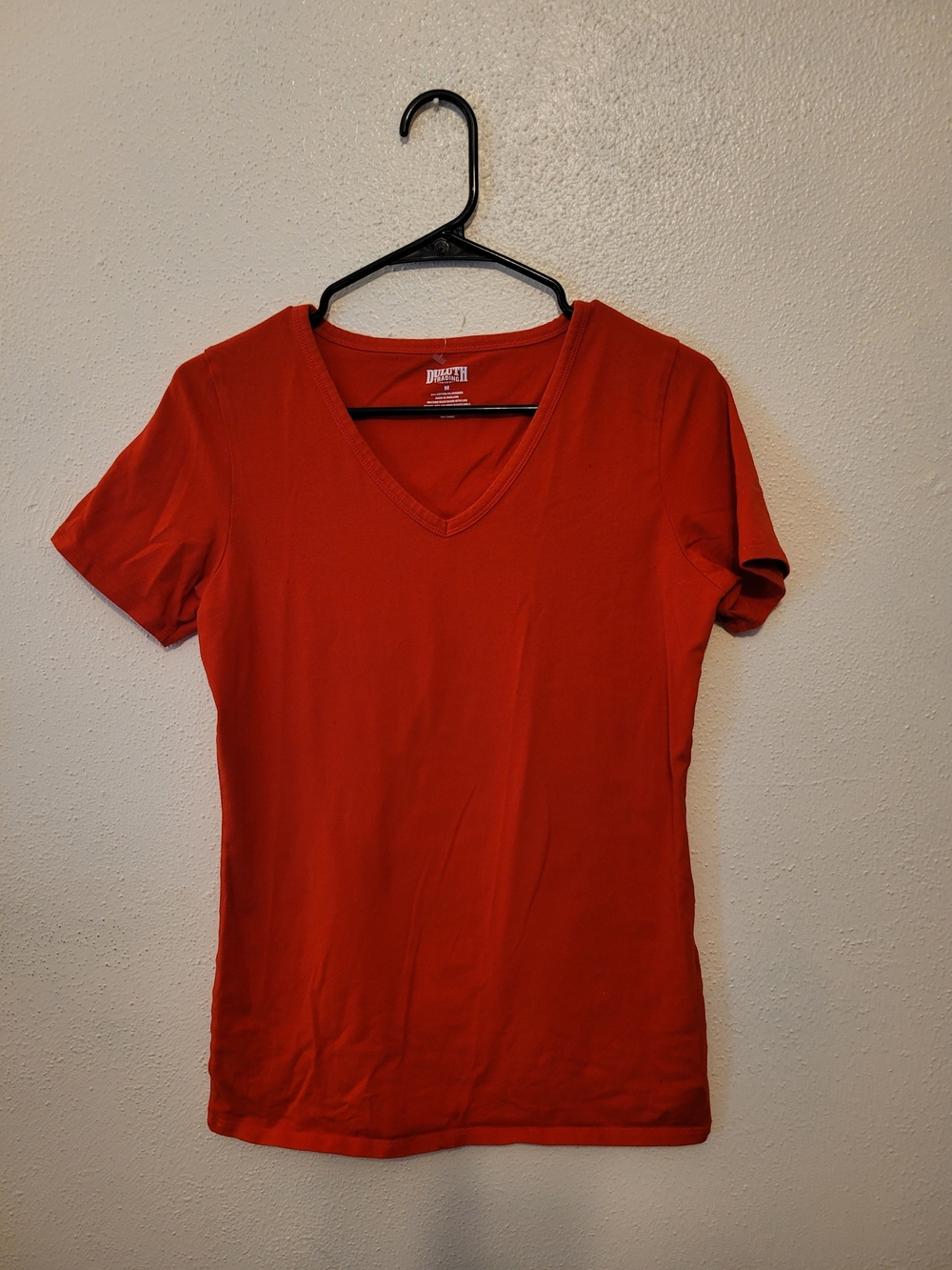 Duluth Trading Co No-Yank V-Neck T-Shirt Women's M Red Stretch Cotton Tee